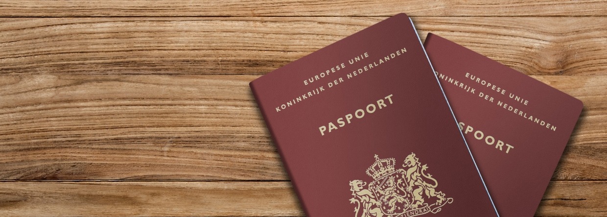 2 Nederlandse paspoorten op een houten achtergrond