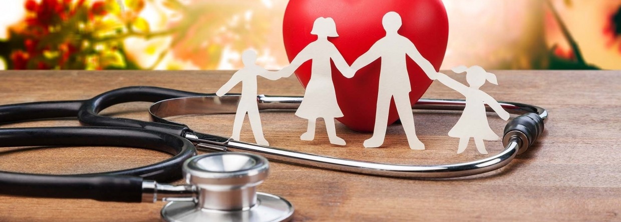 Gezondheid silhouetten van een gezin hand in hand met een stethoscoop en een rood hart